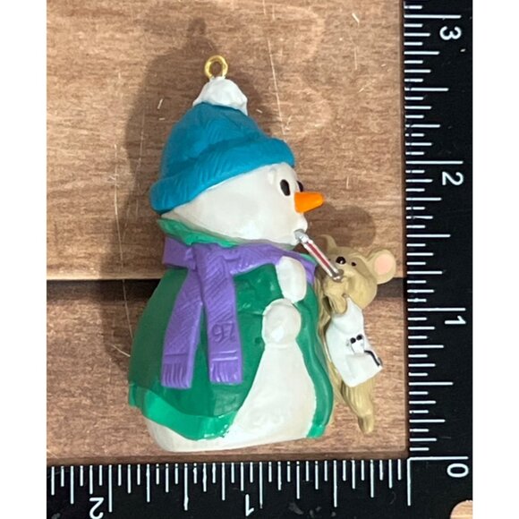 1997 HALLMARK ORNAMENT QX6385 CHRISTMAS CHECKUP SNOWMAN & MOUSE W/ THERMOMETER - Picture 10 of 11